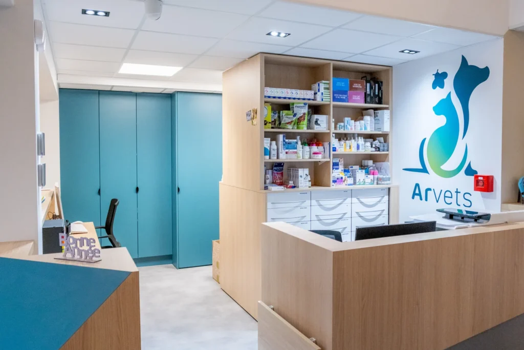 Comptoir d'accueil de la clinique vétérinaire de l'Arve à Cluses, logo Arvets au mur